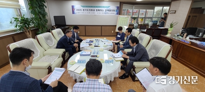 포천교육지원청 교육장실에서 경기도의회 의원과 경기도포천교육지원청의 정책협의회가 열리고 있다. /문석완 기자