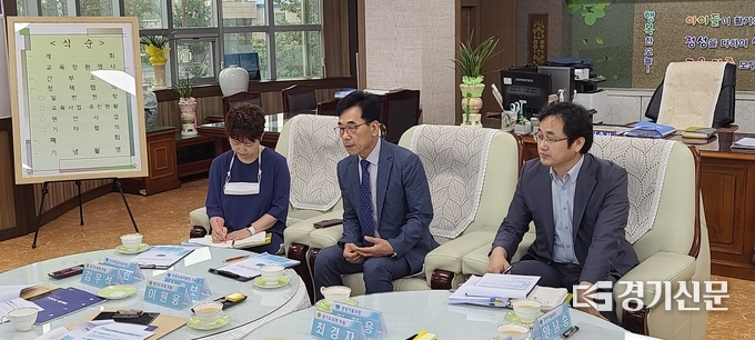 심춘보 교육장이 도의원들에게 포천교육 정책에 대해 설명하고 있다. /문석완 기자