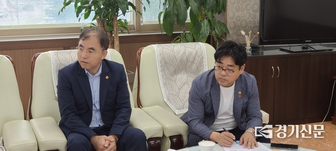 이원웅 경기도의원(사진 왼쪽)과 김우석 의원이 포천 교육 현황에 대해 경청하고 있다. /문석완 기자