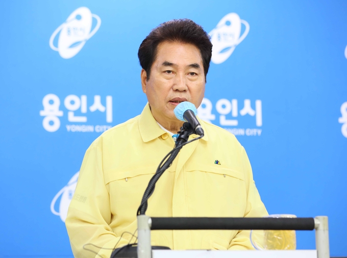 백군기 용인시장이 6일 페이스북 라이브방송을 통해 생활폐기물 소각장에 대한 입장을 발표하고 있다. /용인시 제공