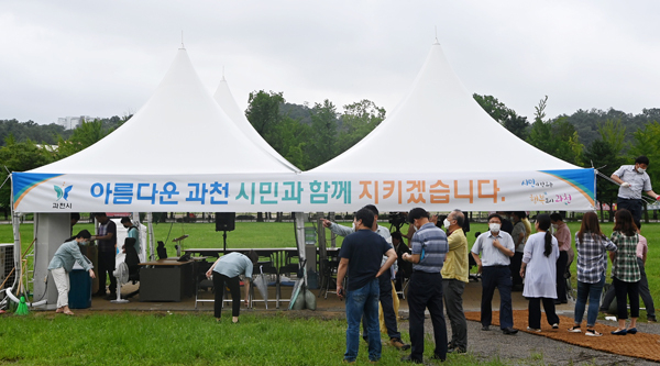 6일 과천시가 정부의 정부과천청사 일대의 공공주택 공급 계획에 반대하며 정부과천청사 유휴지에 천막 집무실을 설치하고 있다. (사진=조병석 기자)