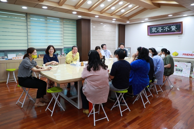 남양주시는 지난 6일 조광한 시장이 시장집무실에서 ‘발달장애인과 함께하는 늘품’ 공동체와 소통하는 시간을 가졌다./남양주시 제공