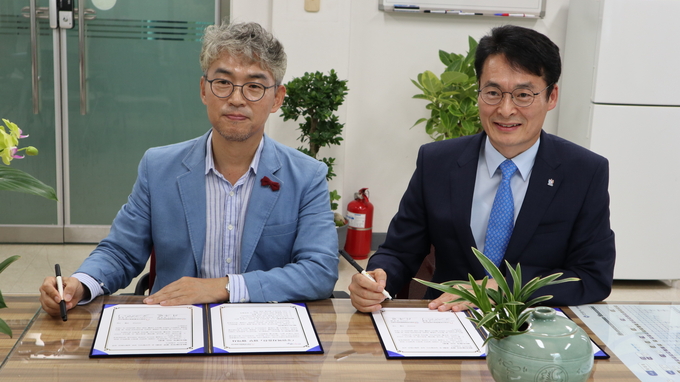 안양시 부림동 이주빈동장이 ·부흥종합사회복지관장과 복지증진 업무협약을 체결하고 있다.