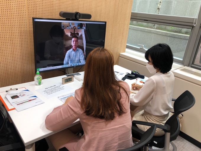 화상상담 참가기업이 베트남 현지 바이어와 화상 상담을 진행하고 있다. (사진=경과원 제공)