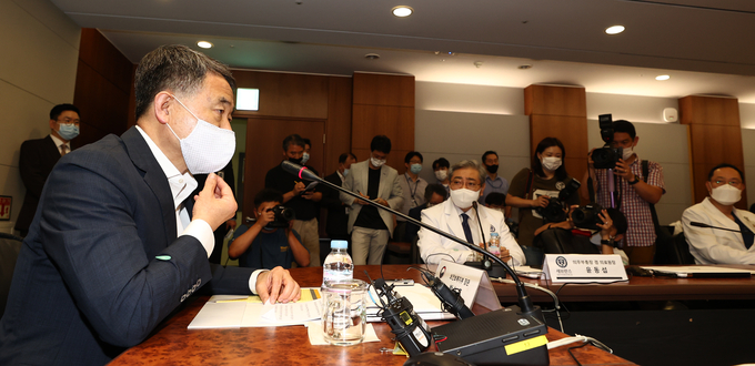  박능후 보건복지부 장관이 7일 의과대학 정원 확대 방안에 반대하는 전공의들의 집단 휴진(파업)과 관련 신촌 세브란스병원을 방문, 간담회를 하고 있다. (사진=연합뉴스)