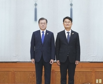  문재인 대통령이 7일 청와대에서 윤종인 개인정보보호위원회 초대 위원장에게 임명장을 수여한 뒤 기념촬영 하고 있다. 사진= 연합뉴스 