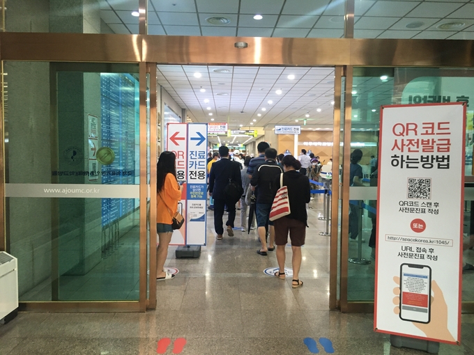 7일 수원아주대병원 본관 앞 환자들이 진료를 받기 위해 줄을 서고 있다.(사진=김민기 수습기자)
