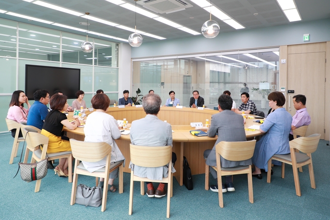 남양주시는 지난 7일 정약용 도서관에서 조광한 남양주시장, 노인장기요양기관 연합회 임원진 15명이 참여한 가운데 간담회를 가졌다.<br>
/남양주시 제공
