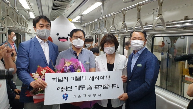 김상호 하남시장이 하남선 첫 열차에 탑승해 축하하고 있다. (사진=연합뉴스 제공)