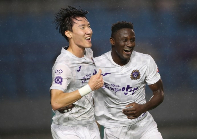 8일 안산 와~스타디움에서 열린 하나원큐 K리그2 2020 14라운드 FC안양과 안산 그리너스FC의 경기에서 FC안양 김경민(왼쪽)이 전반 16분 결승골을 넣은 뒤 아코스티와 골 세리머니를 하고 있다. (사진=한국프로축구연맹 제공)