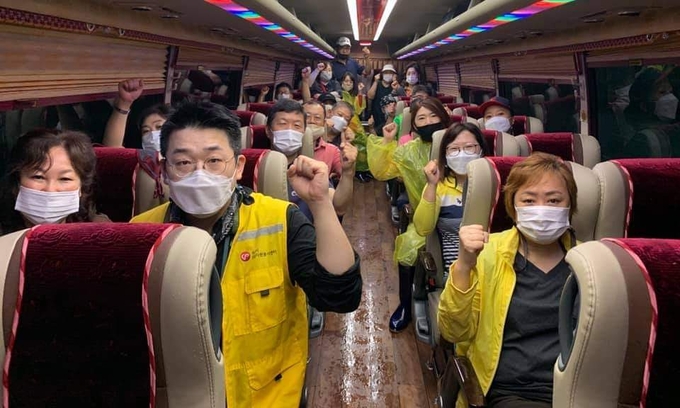 염태영 수원시장에 9일 SNS에 올린, 수원시 재난재해 봉사단이 안성시 일죽면 봉사활동을 떠나기 전 버스에서 찍은 기념사진. (사진=염태영 수원시장 페이스북 페이지 캡처)