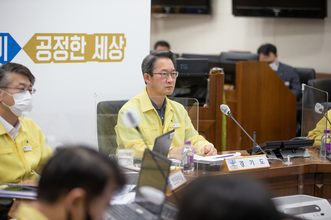 9일 오전 경기도청 재난상황실에서 김희겸 경기도 행정1부지사와 관련 실국장들이 참석한 가운데 행정안전부장관 주재 집중호우 피해 및 대처상황 긴급점검 중앙재난안전대책본부 (영상)회의가 열리고있다.(사진=경기도 제공)