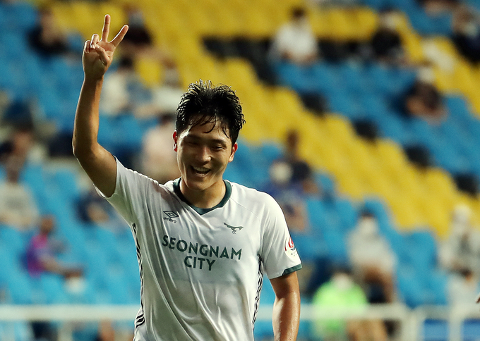 9일 인천축구전용경기장에서 열린 하나원큐 K리그1 2020 15라운드 성남FC와 인천 유나이티드의 경기에서 후반 42분 성남 나상호가 쐐기골을 넣은 뒤 손가락을 들어 올리며 기뻐하고 있다. 나상호는 이날 경기에서 멀티골을 기록하며 팀 승리를 이끌었다. (사진=연합뉴스 제공)