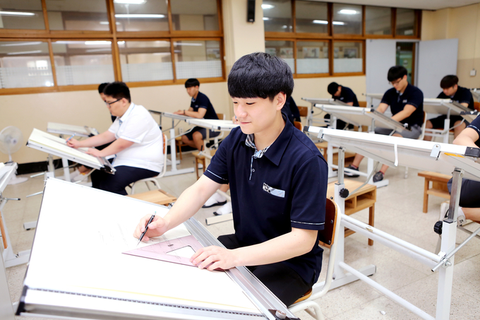 건축 도제 수업에서 학생들이 도면을 그리고 있다 . (사진=경기폴리텍고 제공)
