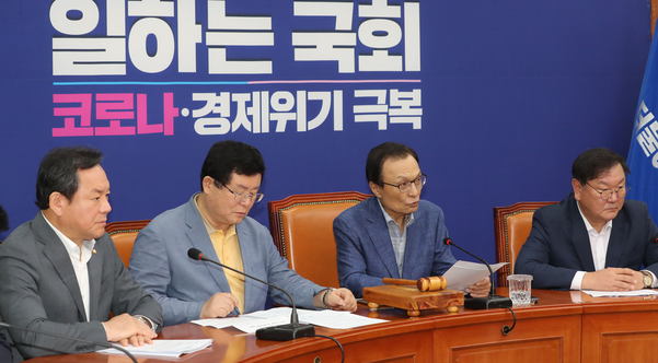  더불어민주당 이해찬 대표가 10일 오전 서울 여의도 국회에서 열린 최고위원회의에서 발언하고 있다. 사진= 연합뉴스 
