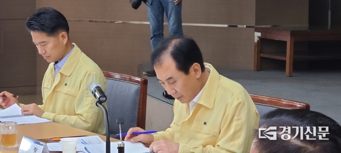 박윤국 포천시장이 각 부서장들과 읍면동장들의 피해 상황 및 대책 보고를 경청하고 있다. /문석완 기자