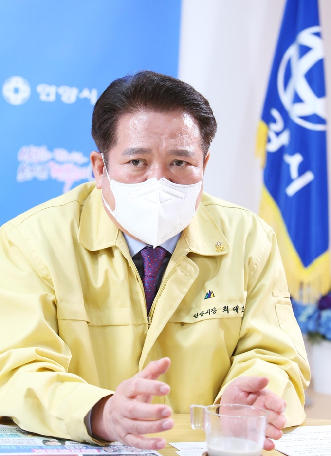  안양시가 영세 업자에게 특별 경영자금 100만원 지원한다.