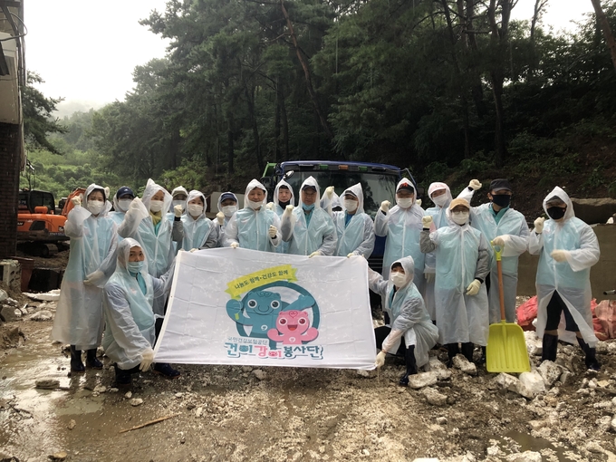 국민건강보험공단 인천경기지역본부가 11일 이천시 침수 피해 복구활동 후 기념촬영을 하고 있다. (사진=국민건강보험공단 인천경기지역본부)