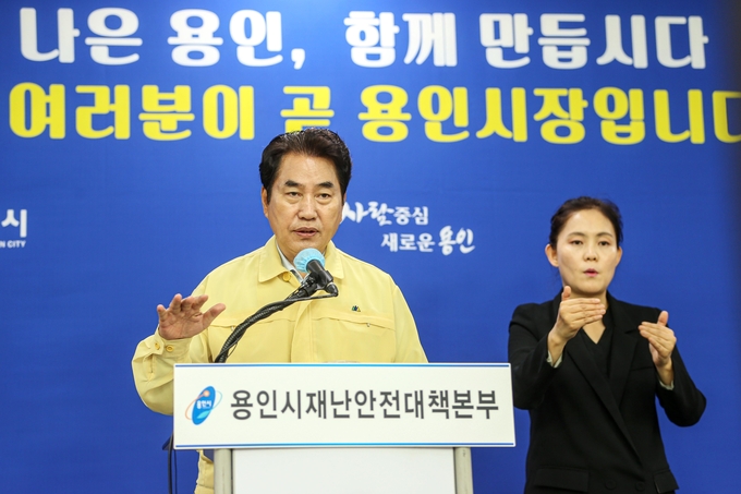 오는 18일부터 용인시의 모든 어린이집 정상 개원을 발표하는 백군기 용인시장 (사진=용인시 제공)