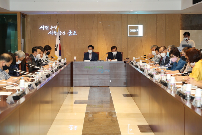 ‘새로운 군포 100년 위원회’의 마지막 본회의를 주재하고 있는 한대희 군포시장.