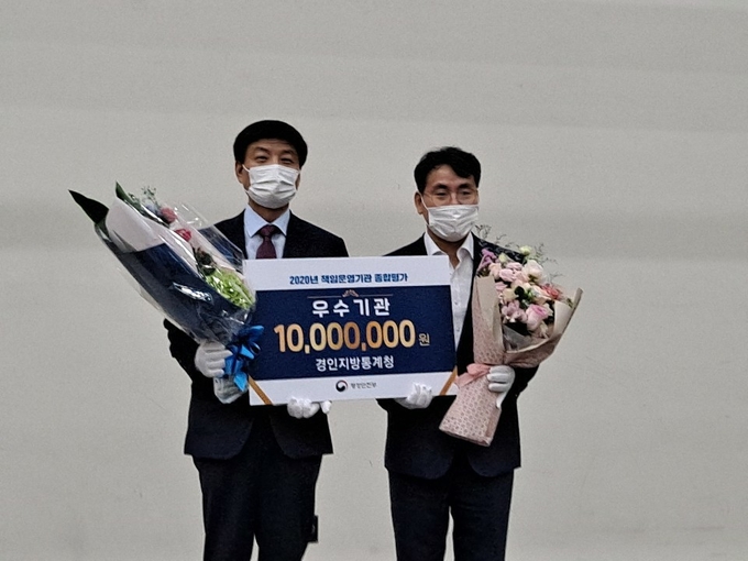 손영태 경인지방통계청장(왼쪽)과 이재영 행정안전부 정부혁신조직실장(오른쪽)이 2020년 책임운영기관 종합평가 유공 정부포상 전수식에서 기념촬영을 하고 있다. (사진=경인지방통계청)