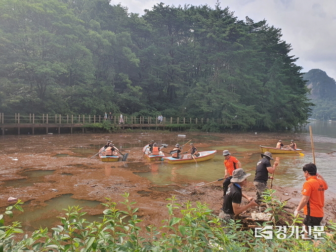 영북면 의용소방대원들이 산정호수의 부유물과 오염물질 제거 작업을 하고 있다. / 포천시 제공