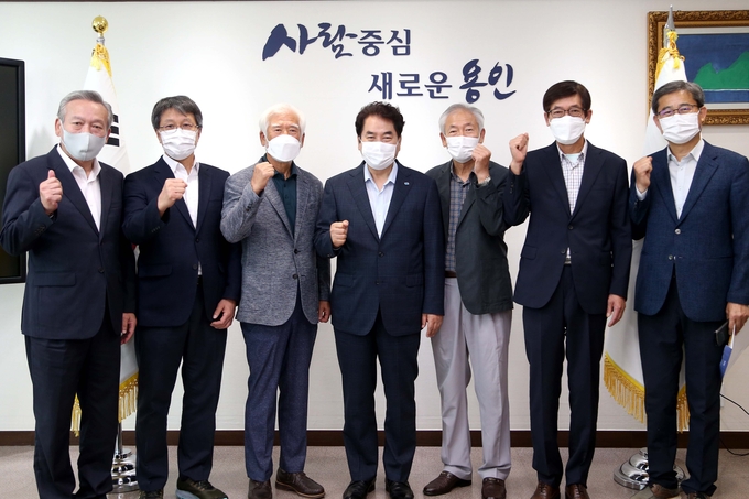 광복 75주년을 앞두고 독립운동가의 후손을 만나 격려한 백군기 용인시장. /용인시 제공