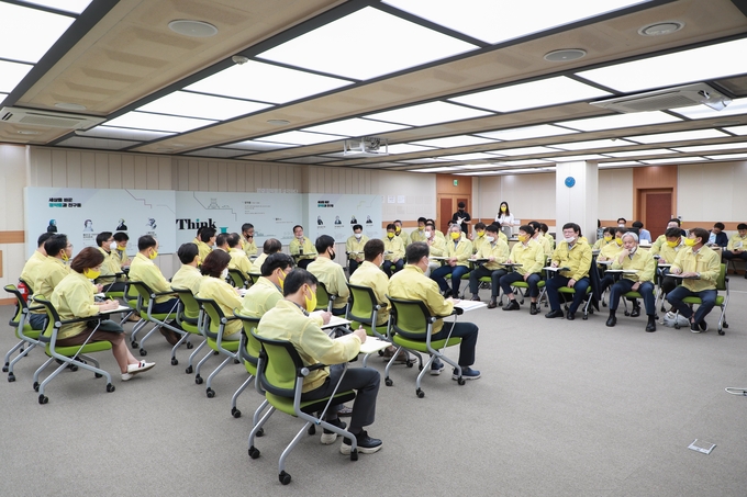 남양주시는 12일 시청 여유당에서 읍면동장 회의를 개최해 집중호우에 따른 수해대책 및 복구현황에 대해 공유하고 향후 추진계획 등을 논의했다. /남양주시 제공