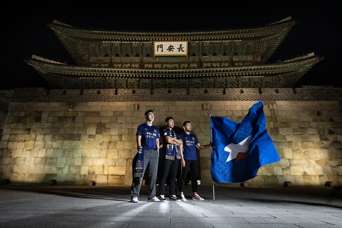 프로축구 K리그1 수원 삼성 선수들이 창단 25주년 기념 스페셜 유니폼을 입고 장안문 앞에서 기념촬영을 하고 있다. (사진=수원 삼성 제공)