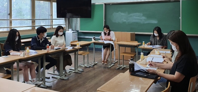 지난 7월 안성공도중학교에서 교가 교체를 위해 학생과 교사들이 모여 토론회를 진행하고 있다. (사진=안성 공도중학교 제공)