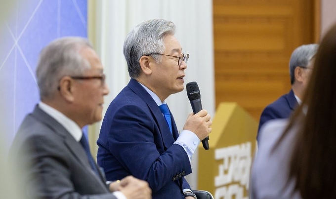 12일 오후 경기도청 신관 제1회의실에서 열린 한반도 평화와 남북관계 회복을 위한 공개 좌담회에서 이재명 경기도지사가 발언을 하고 있다. (사진= 경기도 제공)