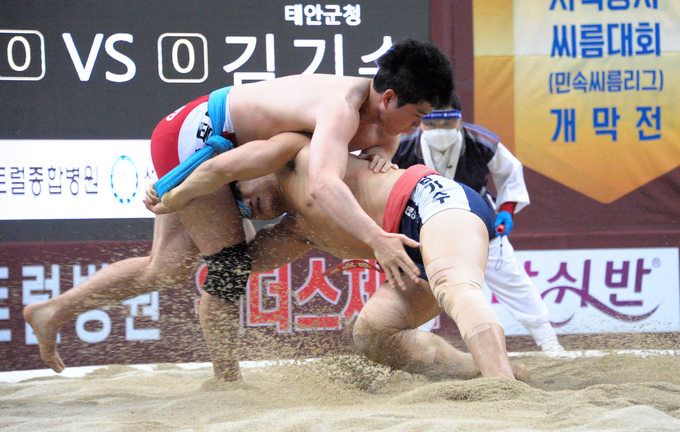 12일 강원도 영월군 영월스포츠파크 실내체육관에서 열린 위더스제약 2020 영월장사씨름대회 금강급(90㎏급) 결승전에서 임태혁(수원시청·왼쪽)이 김기수(충남 태안군청)의 뒤집기 기술을 피하며 끌어치기 기술로 첫 판을 따내고 있다. (사진=대한씨름협회 제공)