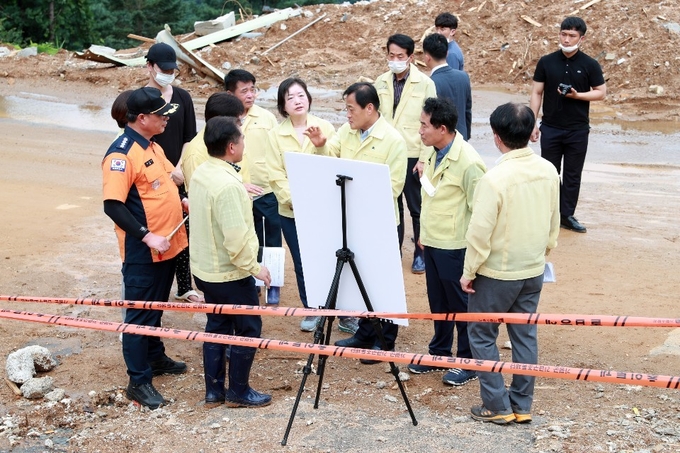 경기도의회 장현국 의장이 3명의 사망자가 발생한 가평 산사태 현장을 방문하고 있다.(사진=경기도의회 제공) 