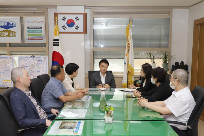  과천시의회(의장 제갈임주)의원들이 지난 12일 김종천 시장을 방문해 3기 신도시 행정지원 중지를 요구하는 시민들의 의견을 전달하고 있다./과천시제공