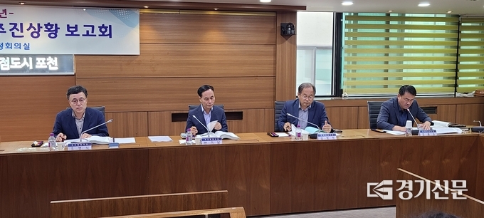 공약추진 보고회에 참석해서 보고하는 포천시 4명의 국장들. 왼쪽부터 자치행정국장 조병식, 복지환경국장 한기남, 문화경제국장 김영택, 안전도시국장 김용수. /문석완 기자