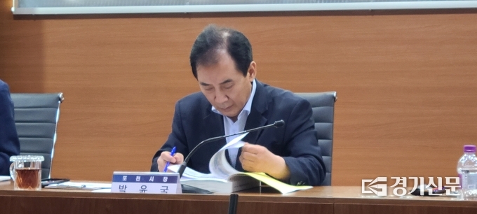 부서장의 보고를 면밀히 살피고 있는 박윤국 포천시장. /문석완 기자