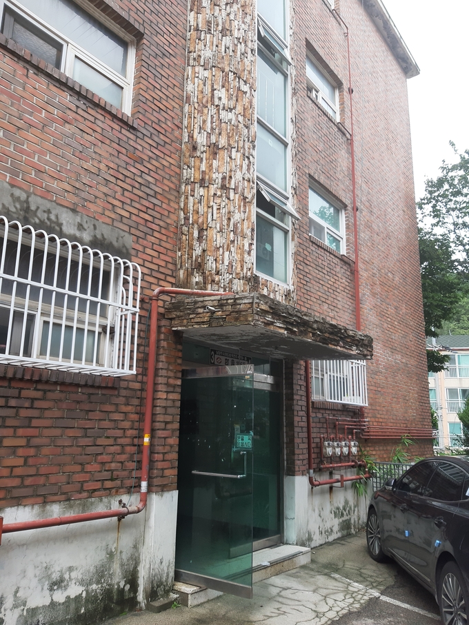 피해자 이모씨가 매매가 보다 더 많은 전세계약을 하고 살고 있는 남양주시 화도읍 묵현리 소재 다세대주택 전경 일부(피해자는 이 건물 3층에 살고 있다) /이화우 기자