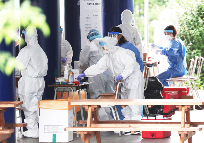  13일 오전 경기도 용인시 수지구 죽전고등학교에 설치된 선별진료소에서 학생 및 교직원을 대상으로 신종 코로나바이러스 감염증(코로나19) 전수검사가 진행되고 있다. (사진=연합뉴스)