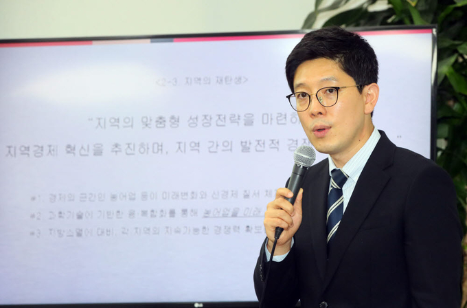김병민 미래통합당 정강정책개정특위원장이 13일 국회에서 10대 정책에 관해 설명하고 있다. 사진= 연합뉴스 