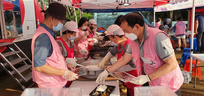 지난 12일 수해민들에게 전달할 도시락을 만들고 있는 원불교봉사단/원불교제공