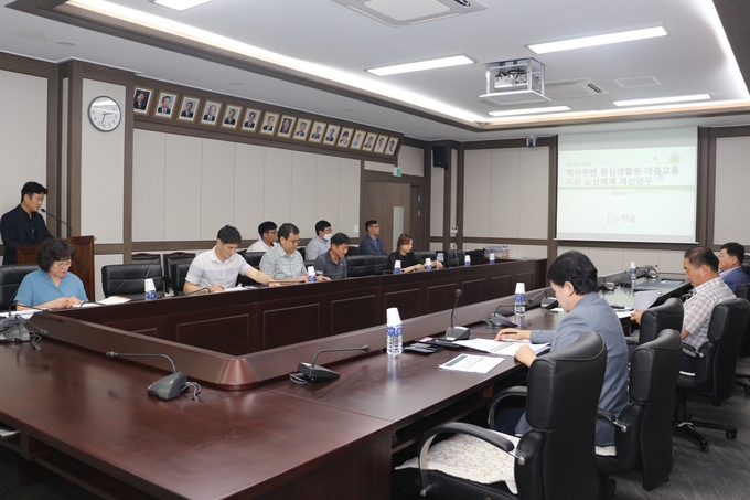 남양주시의회(의장 이철영)는 지난 13일 시의회 소회의실에서 「역사주변 중심생활권 대중교통 지선 노선체계 개선 연구용역」 중간보고회를 개최했다./남양주시의회 제공