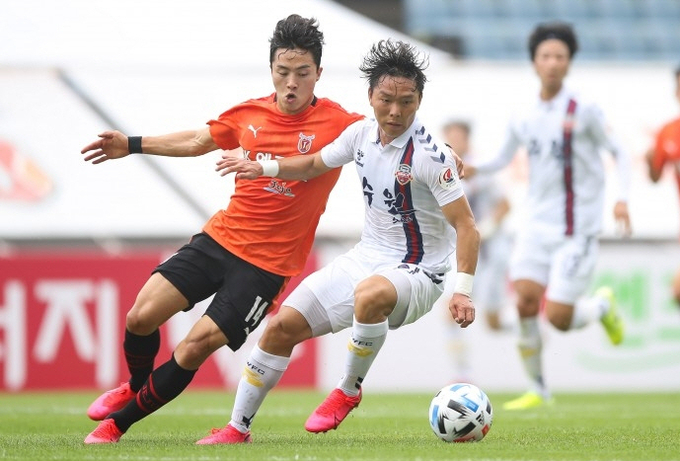 프로축구 K리그2에서 선두권 경쟁을 벌이고 있는 수원FC와 제주 유나이티드가 오는 16일 수원종합운동장에서 열리는 하나원큐 K리그2 2020 15라운드에서 시즌 두번째 맞대결을 펼친다. 사진은 지난 6월 13일 정규리그 6라운드 당시 수원FC와 제주의 경기 모습. (사진=한국프로축구연맹 제공)
