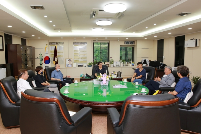 군포시의회 성복임 의장이 시민 단체와 간담회를 하고 있다. /군포시의회제공