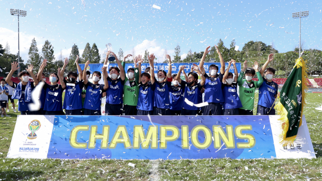 13일 경남 합천군 합천공설운동장에서 열린 제56회 추계 한국고등학교축구연맹전에서 우승을 차지한 경기골클럽FC U-18팀이 기념촬영을 하고 있다. (사진=한국고등학교축구연맹 제공)