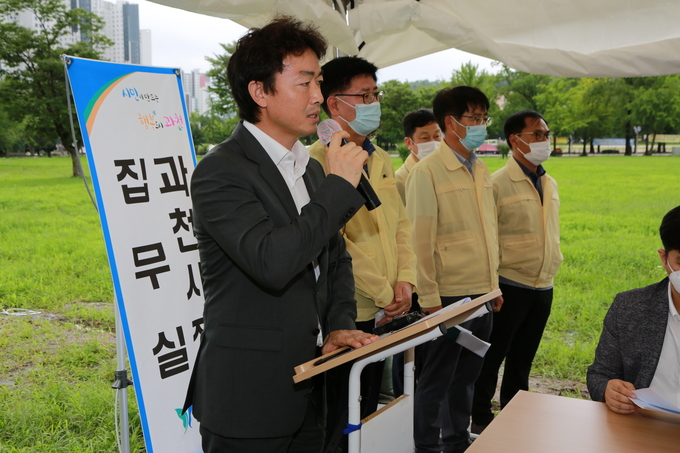 김종천 시장이 정부의 청사 유휴지 부지 공공주택 건설 발표 후 현장에서 반대하는 기자회견을 하고 있다. 