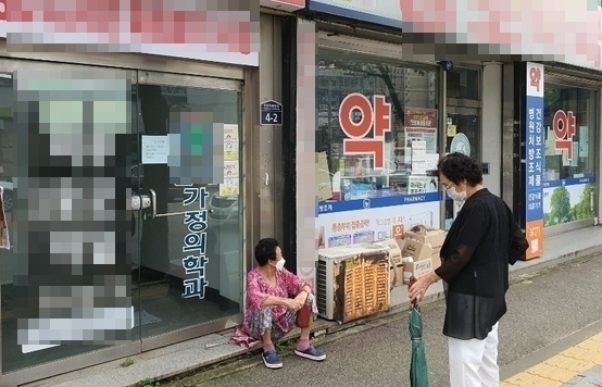 14일 수원시 영통구 소재 연세가정의학과를 방문한 환자들이 문 닫힌 병원 앞에 앉아 있거나, 서 있다. (사진=김기현 기자)