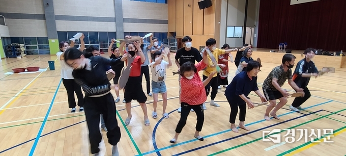 뮤지컬 ‘화적연의 전설’ 공연을 위해 마을 주민들이 연습하고 있다. /문석완 기자