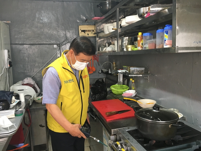 이연재 한국가스안전공사 안전관리이사가 14일 침수피해를 입은 안성시 죽산시장에서 가스시설 안전상태를 점검하고 있다. (사진=한국안전가스공사)