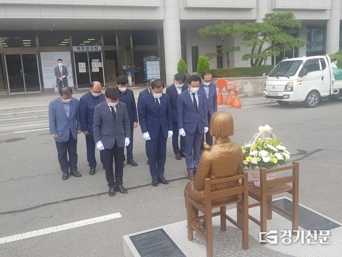 경기도의회 장현국 의장과 도의원들이 평화의 소년상에 헌화를 하고 묵념하고 있다.(사진=박건 기자)