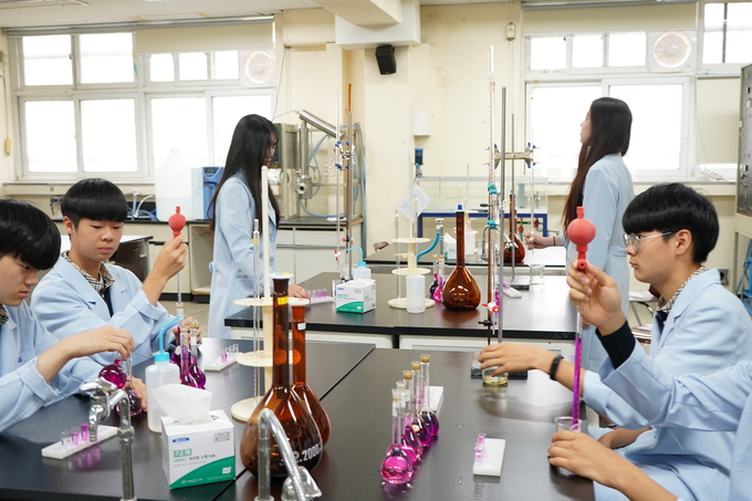 화장품화공과에 재학 중인 김포제일공고 학생들이 분광광도법 실습을 하고 있다.(사진=김포제일공고 제공)